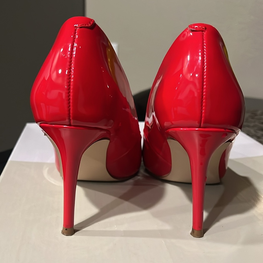 Red Pumps - image 3
